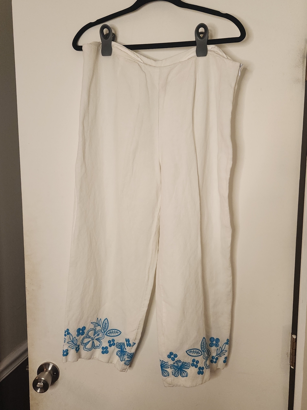 Ruby Rd. White Wide-Leg Capris with Blue Floral Hem Size 14